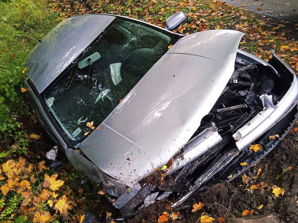 Brunary. Na łuku drogi VW wypadł z drogi