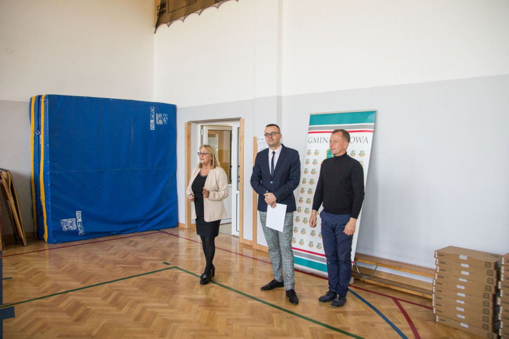 Dzieci oraz wnuki byłych pracowników PGR odebrali komputery.