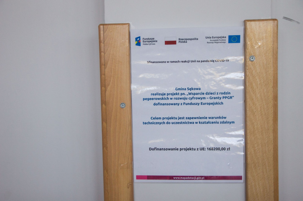 Dzieci oraz wnuki byłych pracowników PGR odebrali komputery.