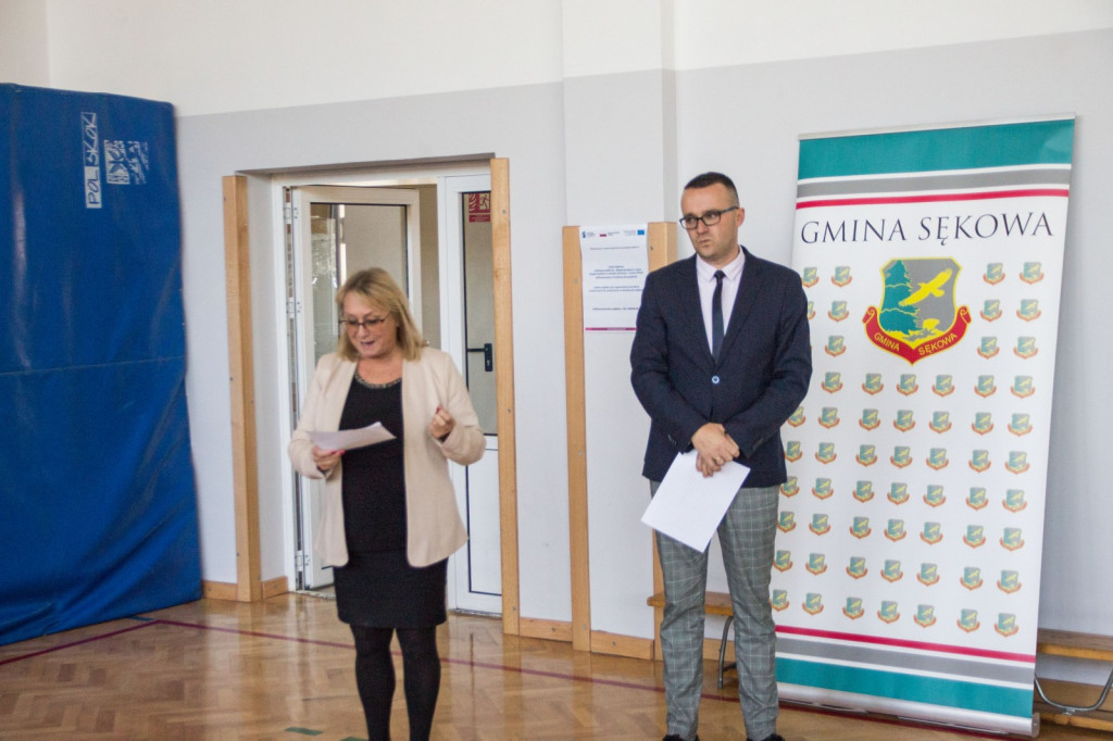 Dzieci oraz wnuki byłych pracowników PGR odebrali komputery.