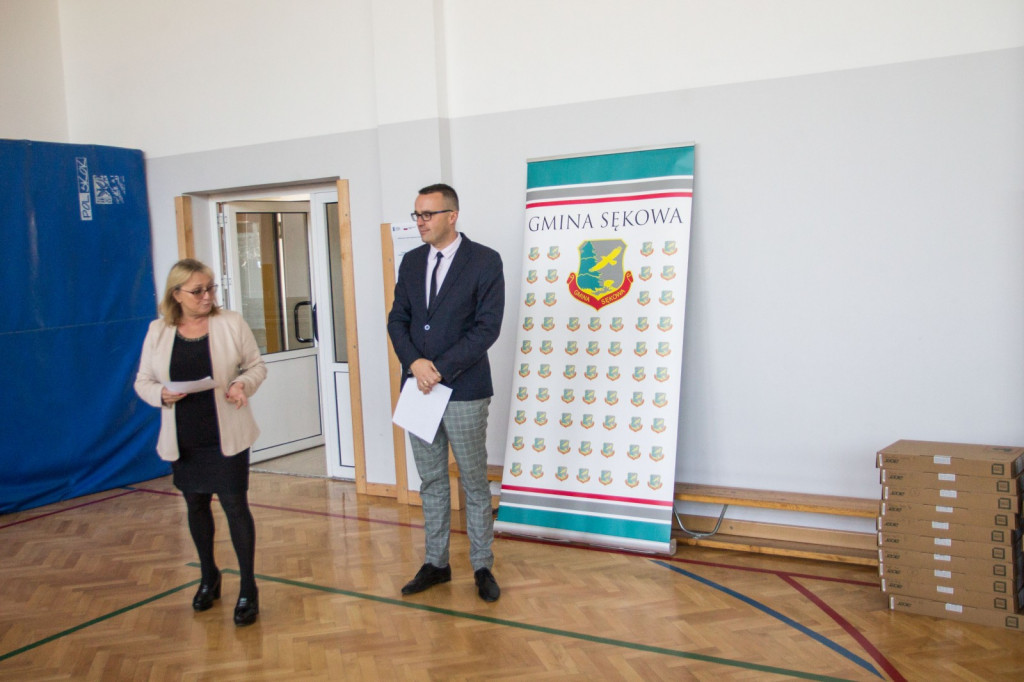 Dzieci oraz wnuki byłych pracowników PGR odebrali komputery.
