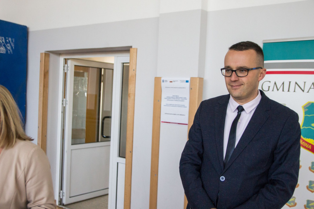 Dzieci oraz wnuki byłych pracowników PGR odebrali komputery.