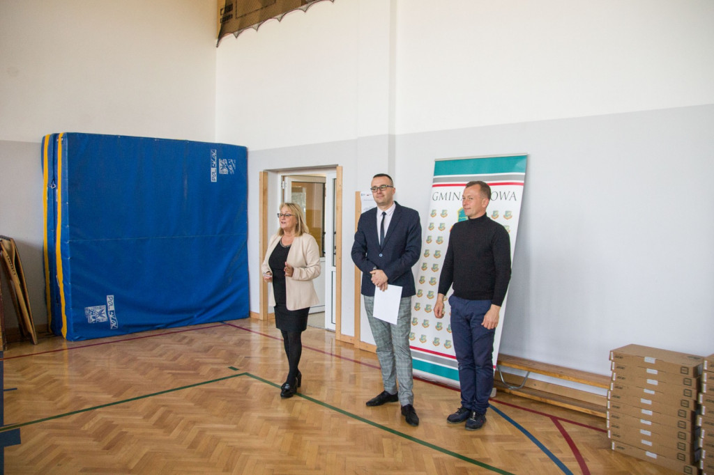 Dzieci oraz wnuki byłych pracowników PGR odebrali komputery.