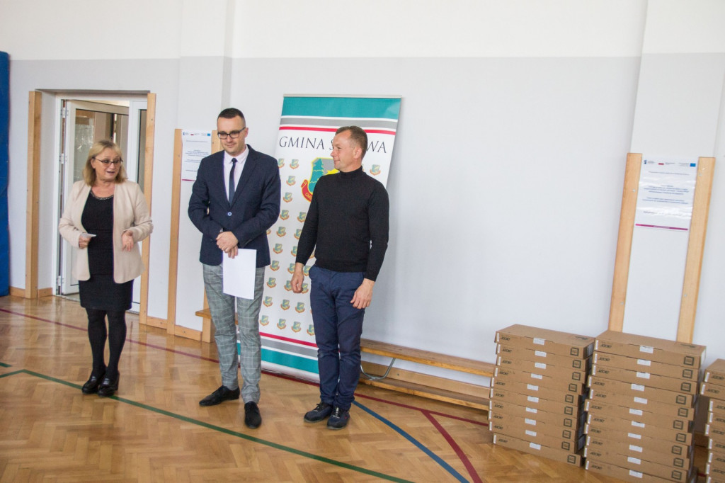 Dzieci oraz wnuki byłych pracowników PGR odebrali komputery.