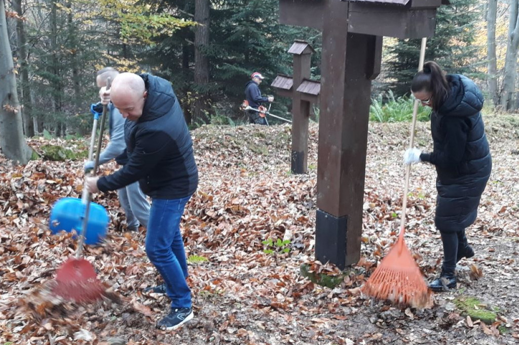 Gorliccy funkcjonariusze wysprzątali cmentarz