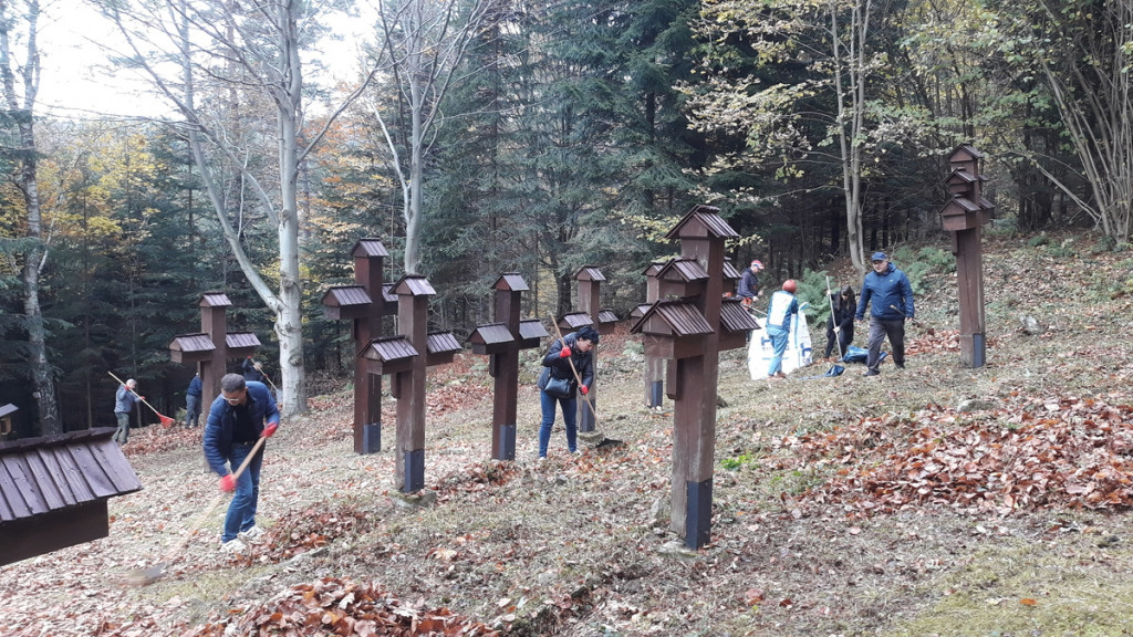 Gorliccy funkcjonariusze wysprzątali cmentarz