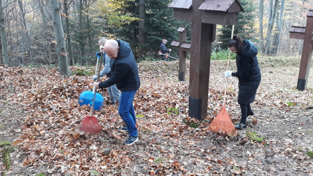 Gorliccy funkcjonariusze wysprzątali cmentarz