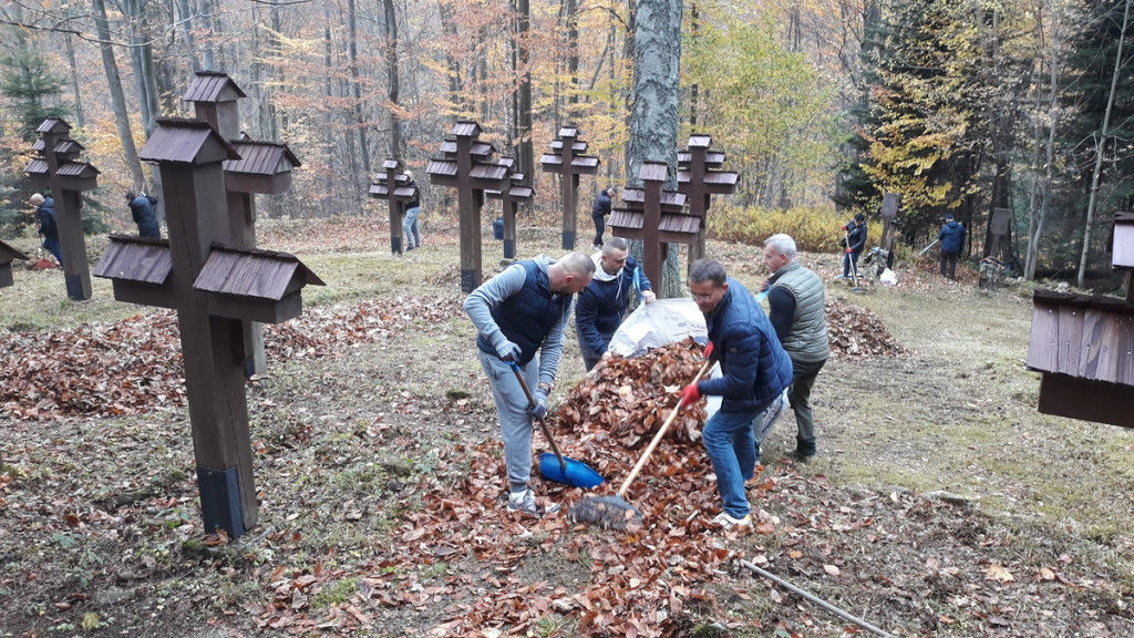 Gorliccy funkcjonariusze wysprzątali cmentarz