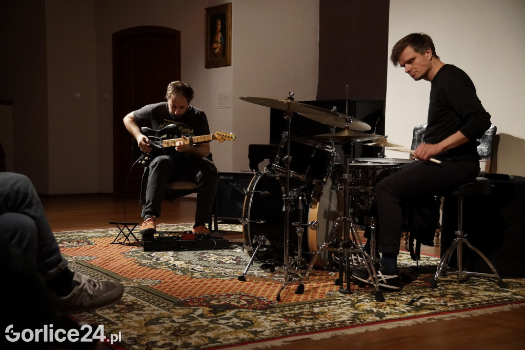 Podwójny wernisaż wystaw i koncert w Kasztelu 29.X
