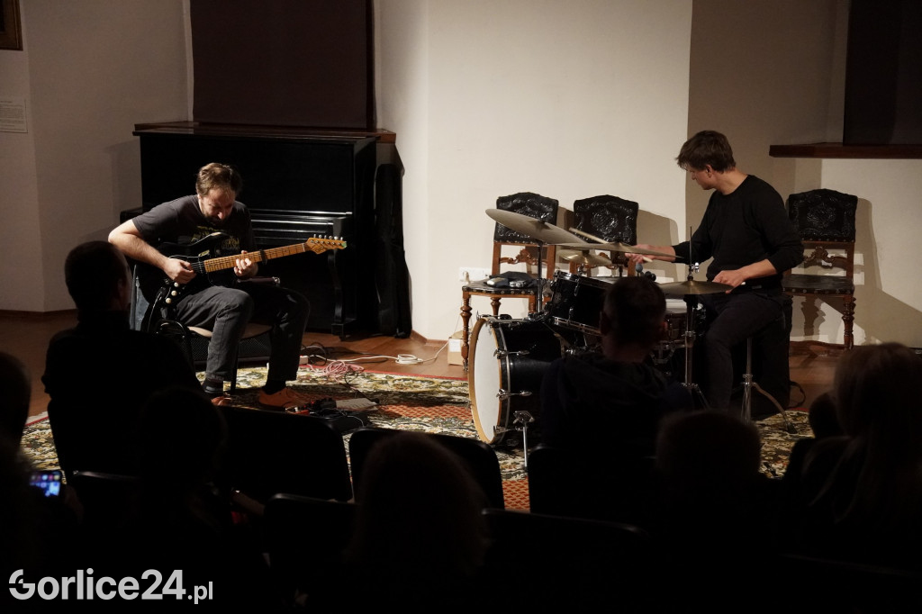 Podwójny wernisaż wystaw i koncert w Kasztelu 29.X