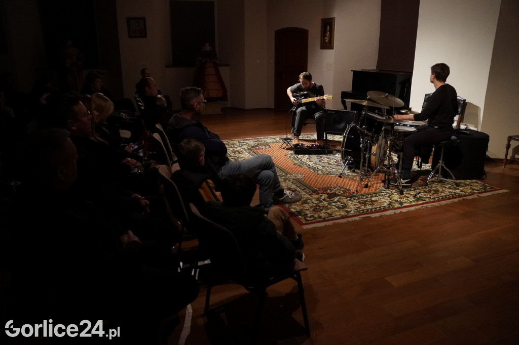 Podwójny wernisaż wystaw i koncert w Kasztelu 29.X