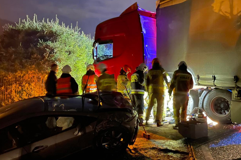 Zderzenie TIR-a z osobówką w Szymbarku 10.11.