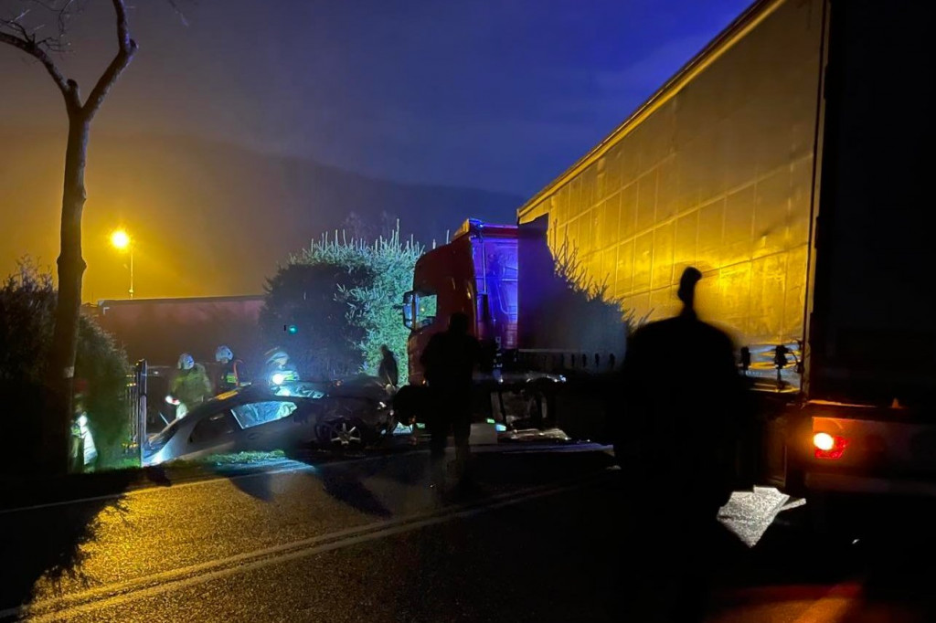 Zderzenie TIR-a z osobówką w Szymbarku 10.11.