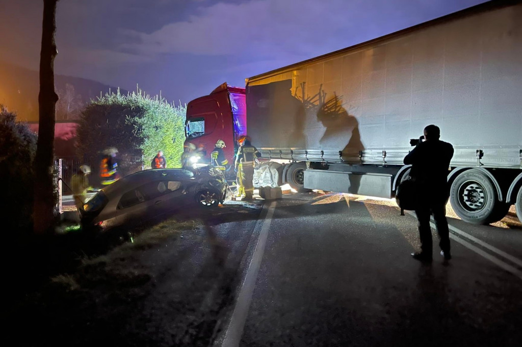 Zderzenie TIR-a z osobówką w Szymbarku 10.11.