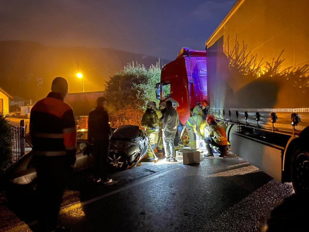 Zderzenie TIR-a z osobówką w Szymbarku 10.11.
