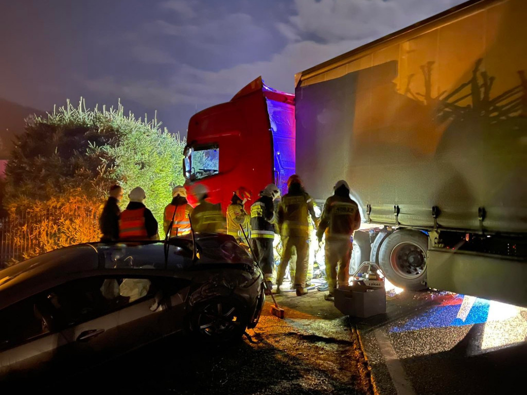 Zderzenie TIR-a z osobówką w Szymbarku 10.11.