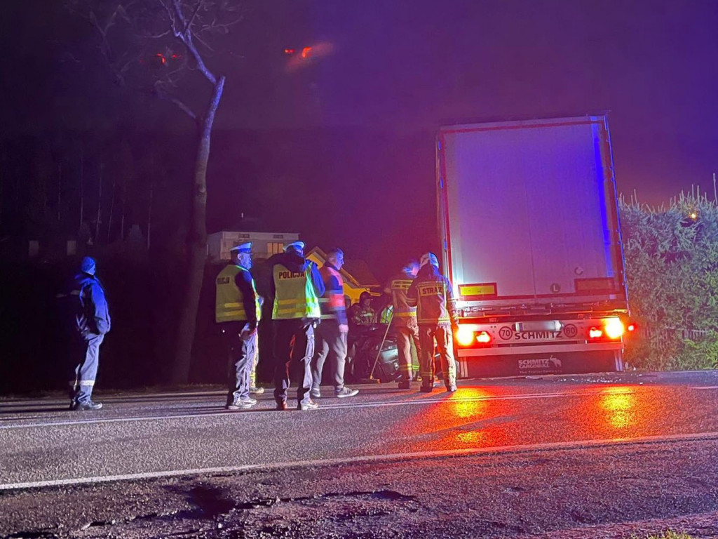 Zderzenie TIR-a z osobówką w Szymbarku 10.11.