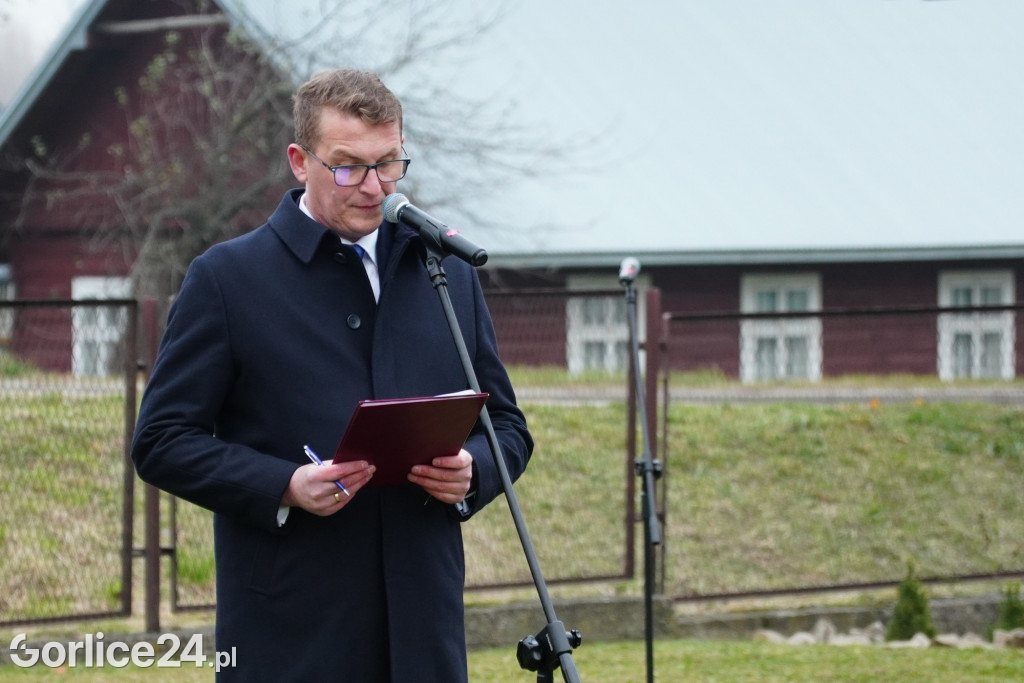 Dominikowice. Na nowym maszcie zawisła flaga