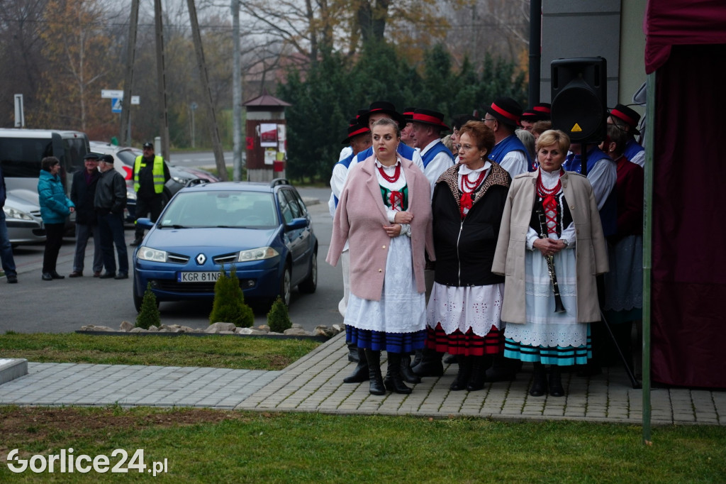 Dominikowice. Na nowym maszcie zawisła flaga