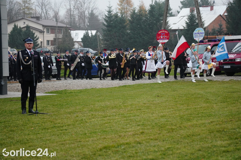 Dominikowice. Na nowym maszcie zawisła flaga