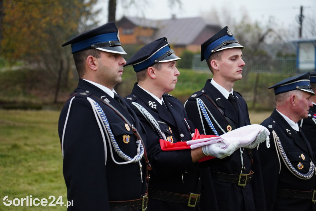 Dominikowice. Na nowym maszcie zawisła flaga