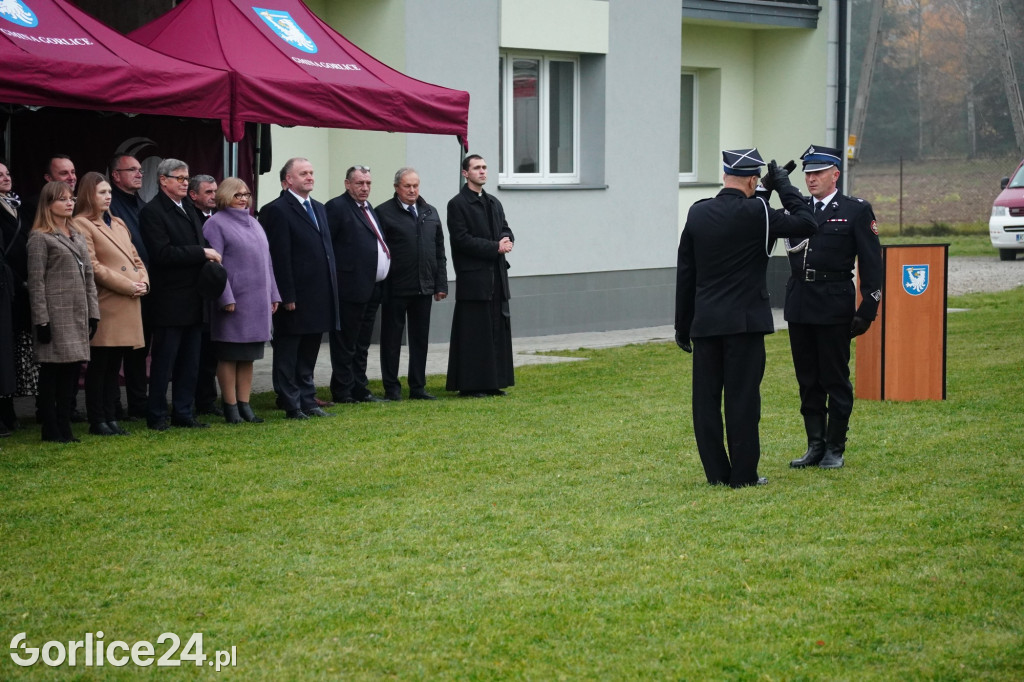 Dominikowice. Na nowym maszcie zawisła flaga