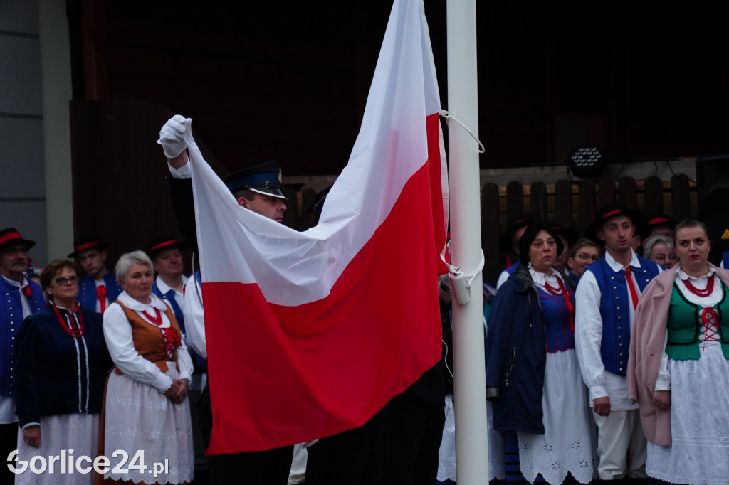 Dominikowice. Na nowym maszcie zawisła flaga