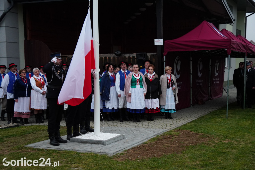 Dominikowice. Na nowym maszcie zawisła flaga