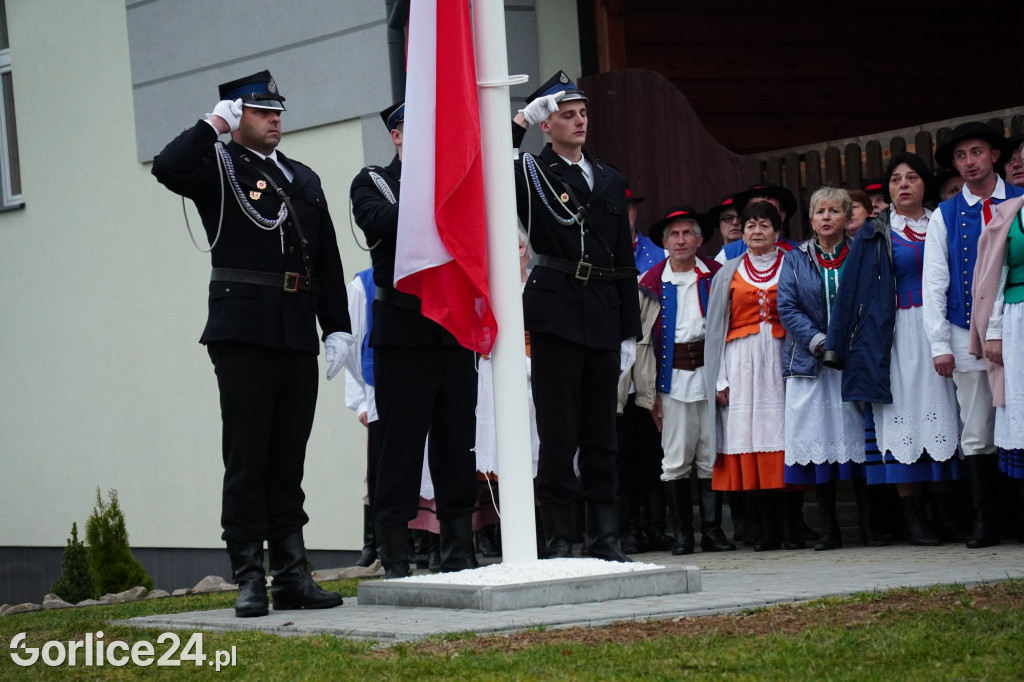 Dominikowice. Na nowym maszcie zawisła flaga