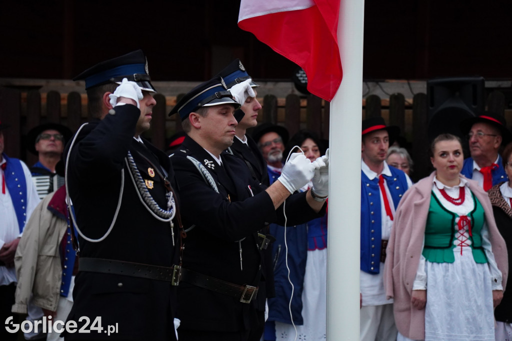 Dominikowice. Na nowym maszcie zawisła flaga