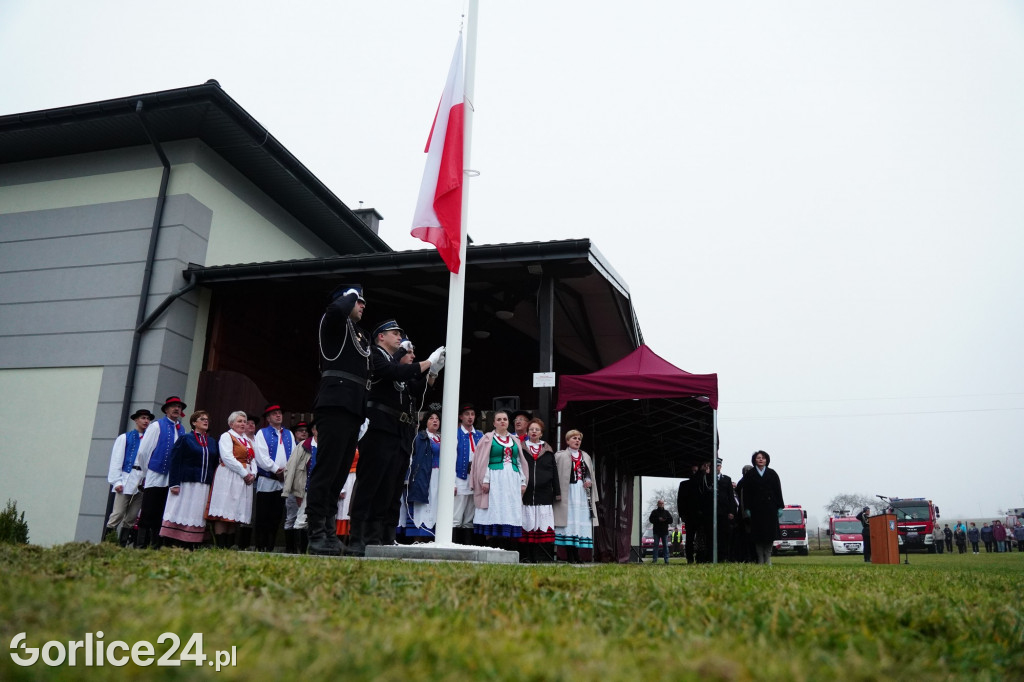 Dominikowice. Na nowym maszcie zawisła flaga