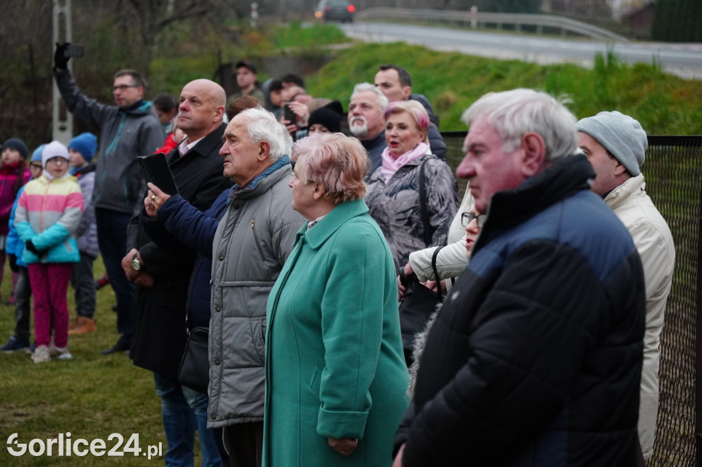 Dominikowice. Na nowym maszcie zawisła flaga