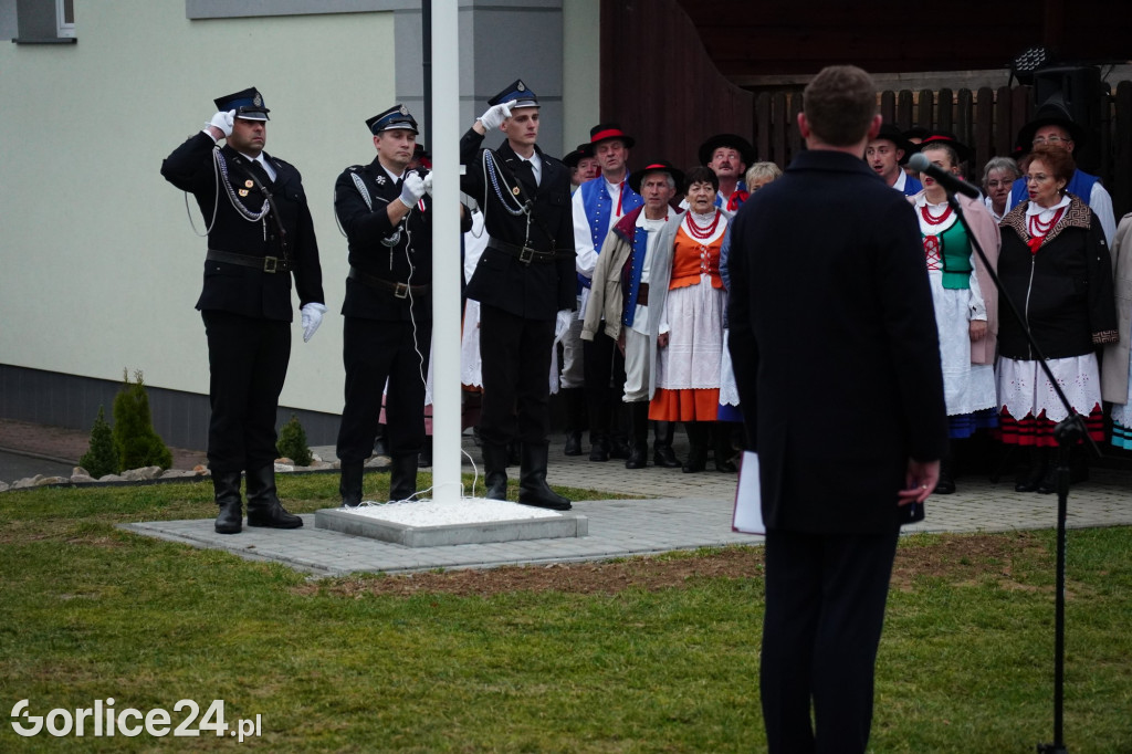 Dominikowice. Na nowym maszcie zawisła flaga