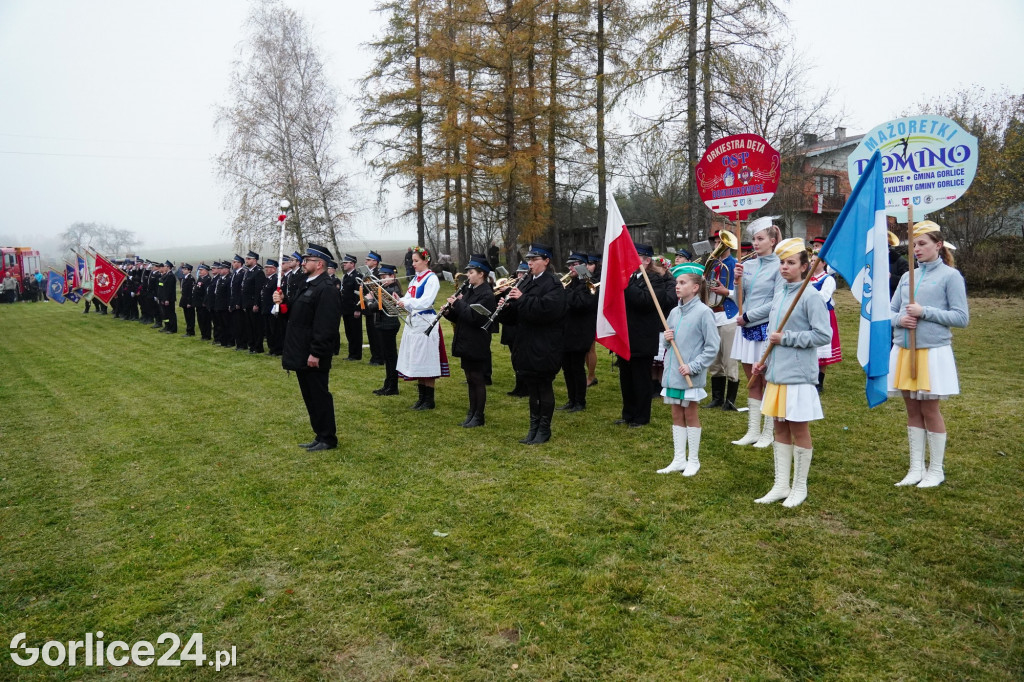 Dominikowice. Na nowym maszcie zawisła flaga