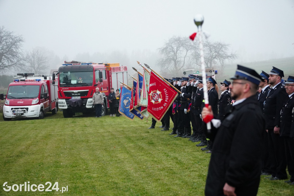 Dominikowice. Na nowym maszcie zawisła flaga