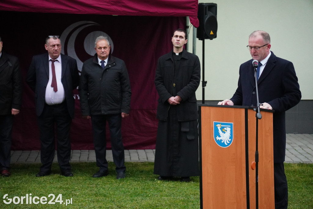 Dominikowice. Na nowym maszcie zawisła flaga