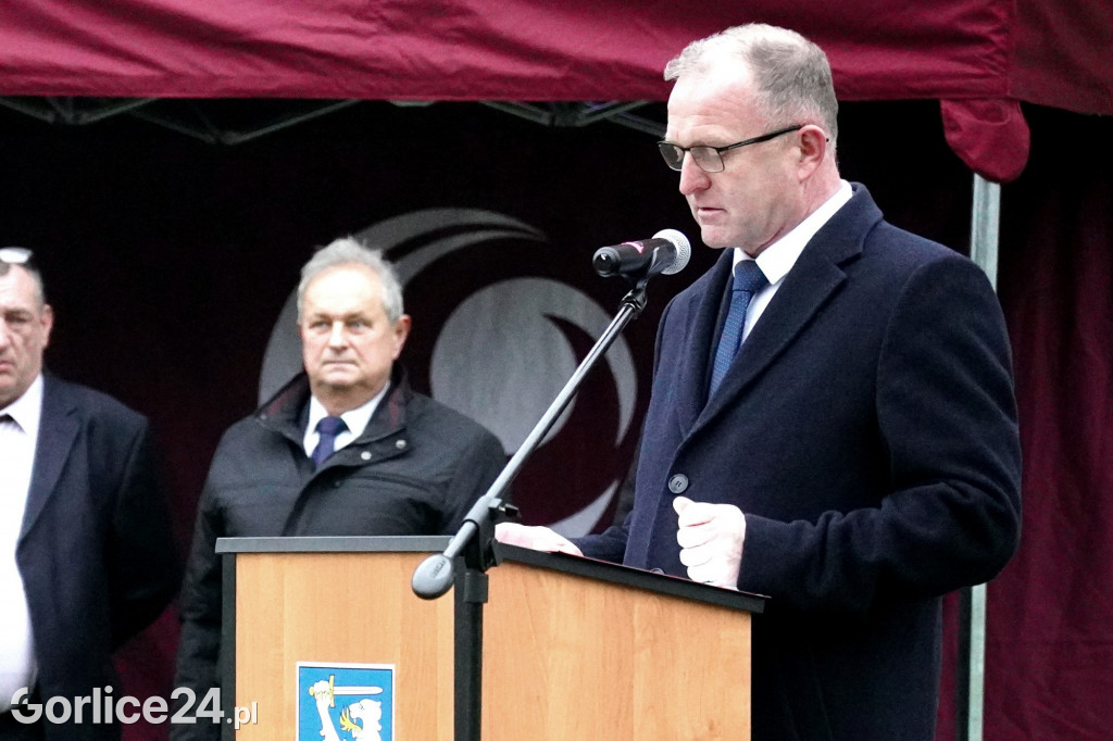 Dominikowice. Na nowym maszcie zawisła flaga