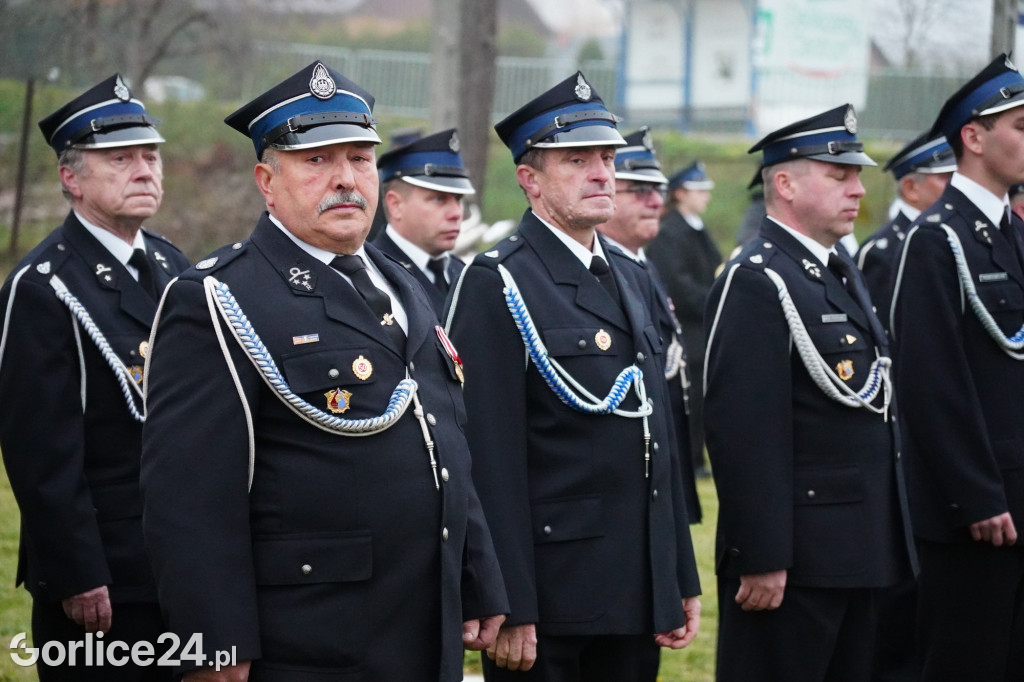 Dominikowice. Na nowym maszcie zawisła flaga