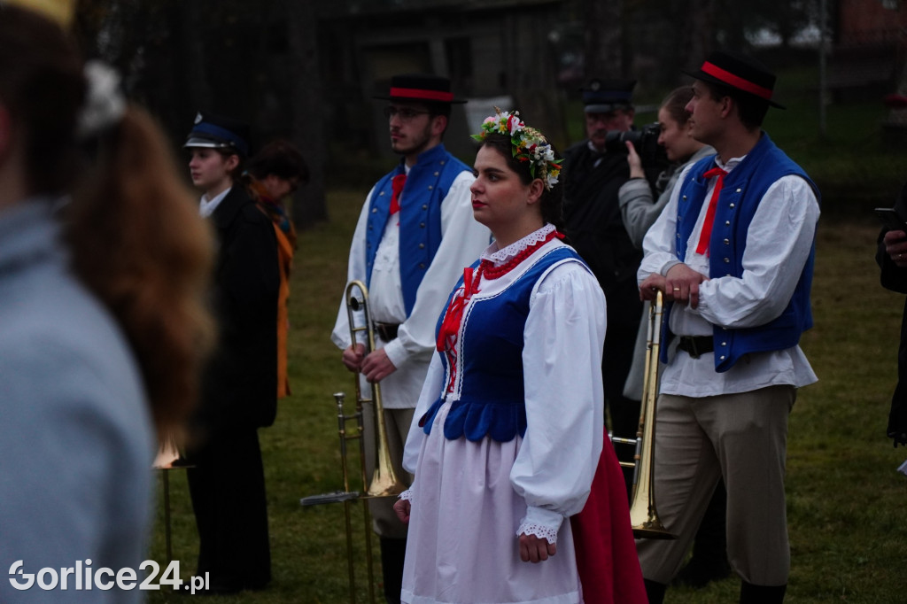 Dominikowice. Na nowym maszcie zawisła flaga