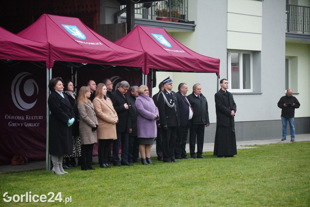 Dominikowice. Na nowym maszcie zawisła flaga