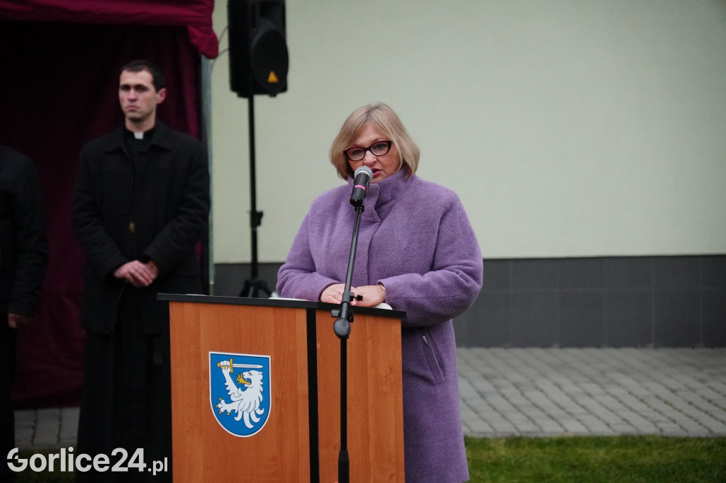 Dominikowice. Na nowym maszcie zawisła flaga