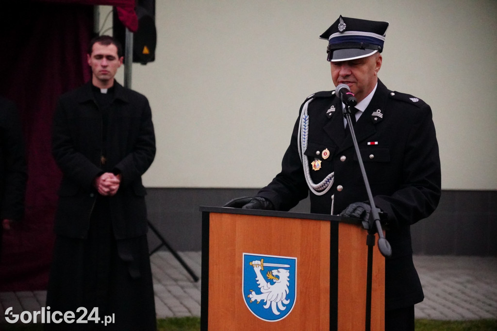 Dominikowice. Na nowym maszcie zawisła flaga
