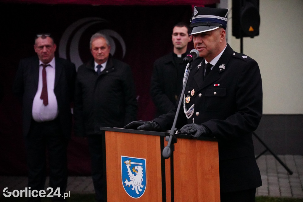 Dominikowice. Na nowym maszcie zawisła flaga