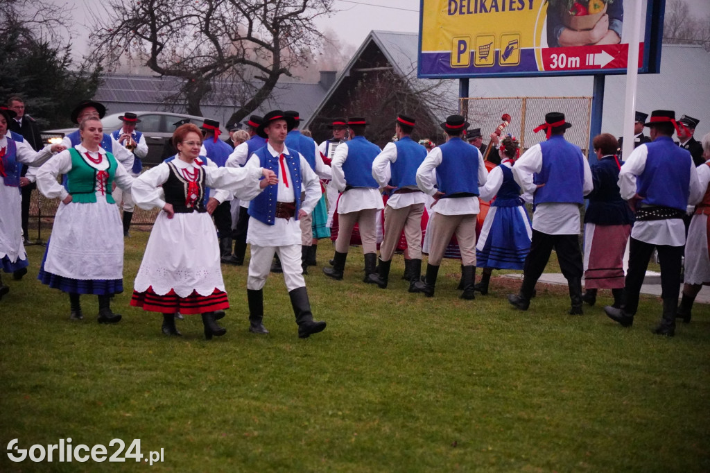 Dominikowice. Na nowym maszcie zawisła flaga