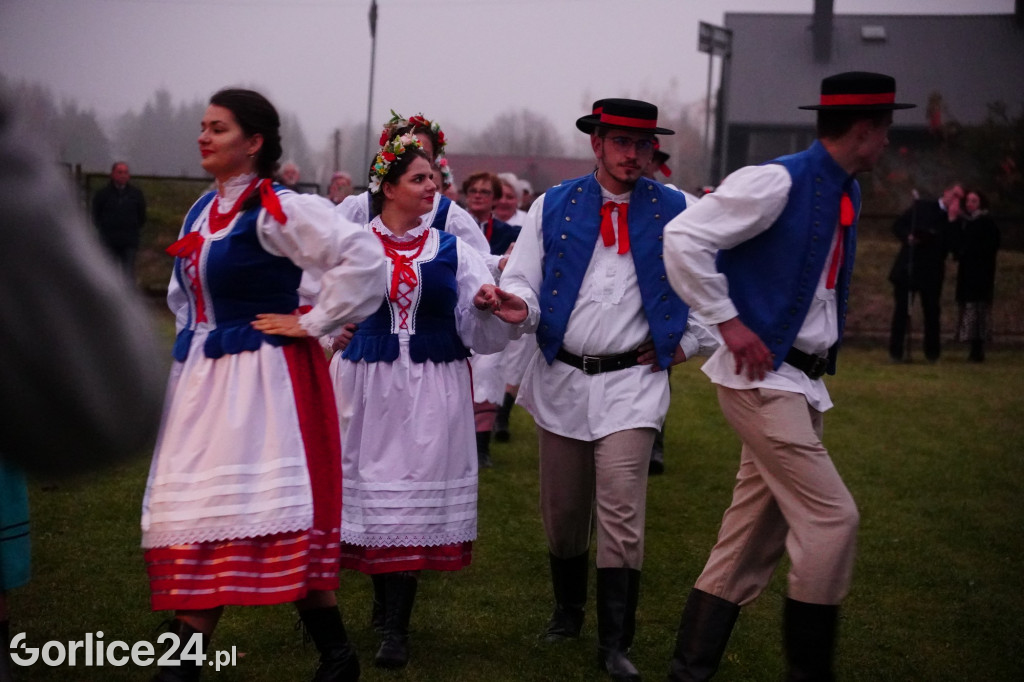 Dominikowice. Na nowym maszcie zawisła flaga