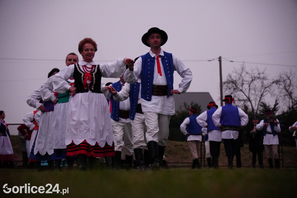 Dominikowice. Na nowym maszcie zawisła flaga