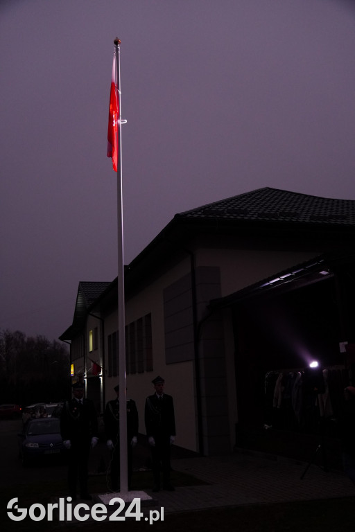 Dominikowice. Na nowym maszcie zawisła flaga