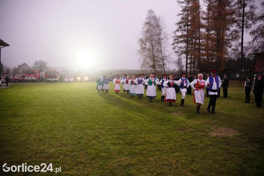 Dominikowice. Na nowym maszcie zawisła flaga