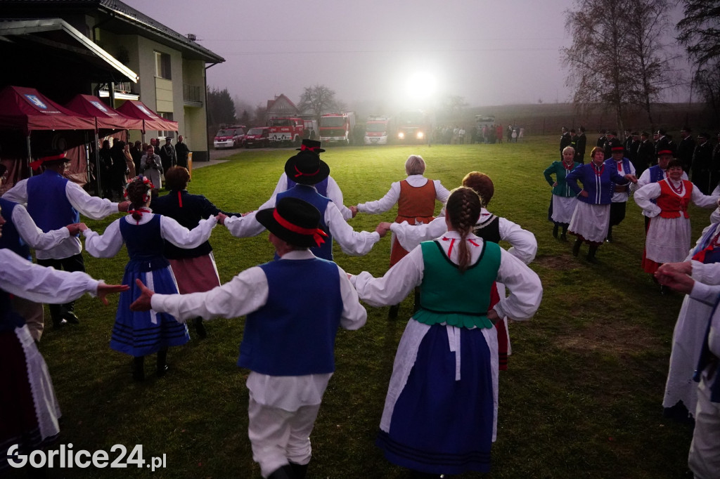 Dominikowice. Na nowym maszcie zawisła flaga