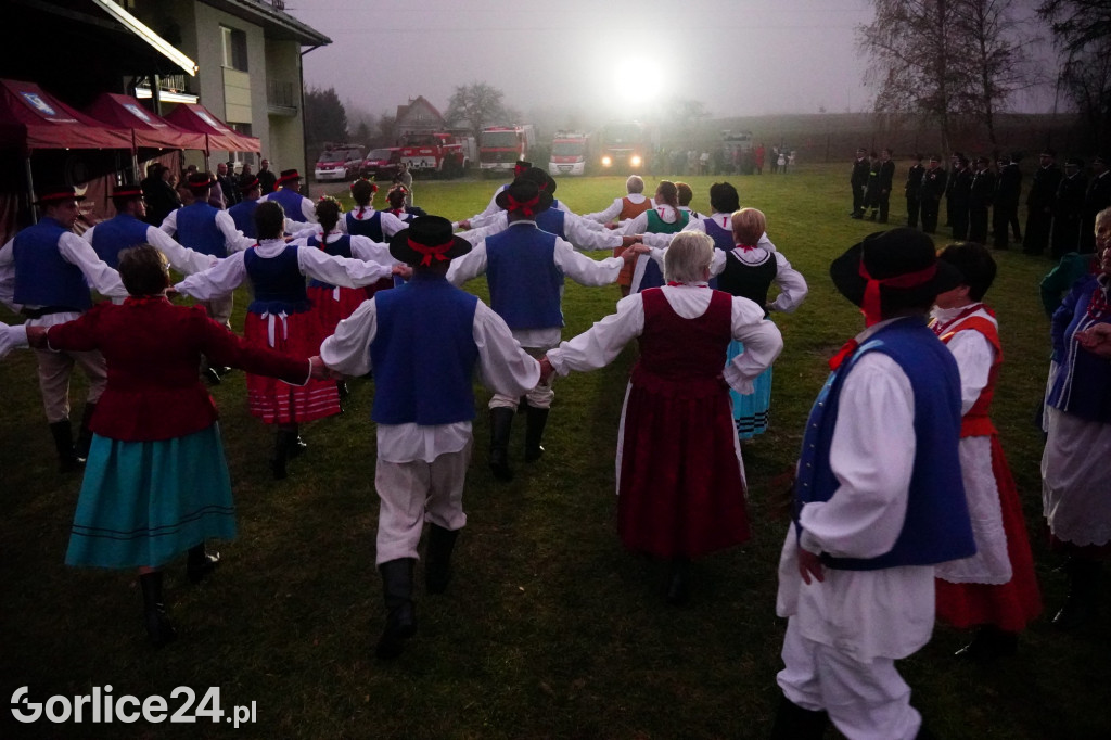 Dominikowice. Na nowym maszcie zawisła flaga